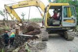 Pekerja mengoperasikan alat berat untuk memperbaiki sepadan jalan rusak terdampak longsor di Jalur Selingkar Wilis, Tulungagung, Jawa Timur, Sabtu (1/2/2025). Perbaikan ruas jalan utama menuju Kecamatan Sendang yang ada di salah satu sisi kaki Gunung Wilis itu dipercepat agar arus transportasi kembali normal, terutama untuk pengangkutan hasil bumi serta susu sapi perah. Antara Jatim/Destyan Sujarwoko/um