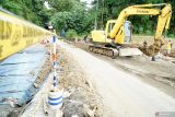 Pekerja mengoperasikan alat berat untuk memperbaiki sepadan jalan rusak terdampak longsor di Jalur Selingkar Wilis, Tulungagung, Jawa Timur, Sabtu (1/2/2025). Perbaikan ruas jalan utama menuju Kecamatan Sendang yang ada di salah satu sisi kaki Gunung Wilis itu dipercepat agar arus transportasi kembali normal, terutama untuk pengangkutan hasil bumi serta susu sapi perah. Antara Jatim/Destyan Sujarwoko/um