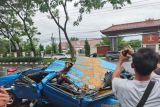 Pohon tumbang timpa mobil yang di tumpangi satu keluarga