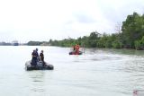 Tim Pencarian dan Pertolongan (SAR) gabungan, Provinsi Kepulauan Bangka Belitung saat melakukan pencarian Tina (7) korban diterkam buaya di perairan Muara Pangkalbalam pada Minggu (2/2/2025). Upaya pencarian terhadap korban dengan melakukan penyisiran di permukaan air menggunakan RBB milik Basarnas, Rib Polairud, beberapa rubberboat milik potensi SAR dan pantauan udara melalui Drone. (ANTARA FOTO/HO-Kansar Pangkalpinang)