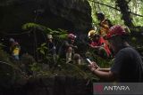 Pegiat susur gua yang tergabung Tasikmalaya Caving Community (TCC) melakukan susur Gua Cikalong di Kabupaten Tasikmalaya, Jawa Barat, Minggu (2/2/2025). Kegiatan pemetaan dan pendataan gua itu dilakukan untuk meneliti ekosistem mikroorganisme di dalam gua yang berada di kawasan karst yang memiliki kadar air 7,6 pH (potential hydrogen) dan 132 ppm (part per million) serta total panjang gua mencapai 54 meter. ANTARA FOTO/Adeng Bustomi/agr