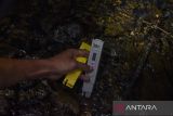 Pegiat susur gua yang tergabung Tasikmalaya Caving Community (TCC) menggunakan alat menguji kadar air Gua Cikalong di Kabupaten Tasikmalaya, Jawa Barat, Minggu (2/2/2025). Kegiatan pemetaan dan pendataan gua itu dilakukan untuk meneliti ekosistem mikroorganisme di dalam gua yang berada di kawasan karst yang memiliki kadar air 7,6 pH (potential hydrogen) dan 132 ppm (part per million) serta total panjang gua mencapai 54 meter. ANTARA FOTO/Adeng Bustomi/agr
