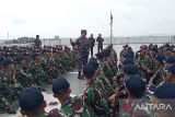 Danlanal  Babel Kolonel Laut (P) Erwin Herdianto saat memberi arahan dan nasehat kepada  199 Taruna Akademi Angkatan Laut (AAL) tingkat pertama atau Prajurit Taruna Angkatan 73  di  KRI Semarang-594 pada Minggu (2/2/2025). (ANTARA/ Rustam)