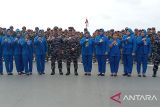 Danlanal  Babel Kolonel Laut (P) Erwin Herdianto dan Komandan KRI Semarang-594  Letkol Laut P Irawan Aditya Wibarno berfoto bersama dengan para taruna di Pelabuhan Tanjung Gudang Kecamatan Belinyu Kabupaten Bangka Minggu (2/2/2025). KRI Semarang-594 membawa 199 Taruna Akademi Angkatan Laut (AAL) tingkat pertama atau Prajurit Taruna Angkatan 73 dengan tujuan  memperkenalkan diri kepada masyarakat Bangka Belitung dan menjalankan misi pengamanan maritim Indonesia.(ANTARA/ Rustam)