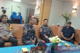 Danlanal  Babel Kolonel Laut (P) Erwin Herdianto saat mengunjungi langsung KRI Semarang-594  di Pelabuhan Tanjung Gudang Kecamatan Belinyu Kabupaten Bangka Minggu (2/2/2025). KRI Semarang-594 membawa 199 Taruna Akademi Angkatan Laut (AAL) tingkat pertama atau Prajurit Taruna Angkatan 73 dengan tujuan  memperkenalkan diri kepada masyarakat Bangka Belitung dan menjalankan misi pengamanan maritim Indonesia.(ANTARA/ Rustam)