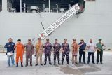 Danlanal  Babel Kolonel Laut (P) Erwin Herdianto dan Komandan KRI Semarang-594  Letkol Laut P Irawan Aditya Wibarno berfoto bersama di Pelabuhan Tanjung Gudang Kecamatan Belinyu Kabupaten Bangka Minggu (2/2/2025). KRI Semarang-594 membawa 199 Taruna Akademi Angkatan Laut (AAL) tingkat pertama atau Prajurit Taruna Angkatan 73 dengan tujuan  memperkenalkan diri kepada masyarakat Bangka Belitung dan menjalankan misi pengamanan maritim Indonesia.(ANTARA/ Rustam)