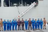 Danlanal  Babel Kolonel Laut (P) Erwin Herdianto dan Komandan KRI Semarang-594  Letkol Laut P Irawan Aditya Wibarno berfoto bersama di Pelabuhan Tanjung Gudang Kecamatan Belinyu Kabupaten Bangka Minggu (2/2/2025). KRI Semarang-594 membawa 199 Taruna Akademi Angkatan Laut (AAL) tingkat pertama atau Prajurit Taruna Angkatan 73 dengan tujuan  memperkenalkan diri kepada masyarakat Bangka Belitung dan menjalankan misi pengamanan maritim Indonesia.(ANTARA/ Rustam)