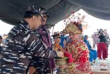 Danlanal  Babel Kolonel Laut (P) Erwin Herdianto di dampingi dan Komandan KRI Semarang-594  Letkol Laut P Irawan Aditya Wibarno saat mengambil sirih pada Tarian tradisional Bangka sekapur sirih yang juga  merupakan bagian dari tarian persembahan yang dilakukan sebagai bentuk penghormatan kepada tamu di Pelabuhan Tanjung Gudang Kecamatan Belinyu Kabupaten Bangka Minggu (2/2/2025). Kedatangan Taruna AAL ini menggunakan KRI Semarang 594 untuk memperkenalkan diri kepada masyarakat Bangka Belitung dan menjalankan misi pengamanan maritim Indonesia.(ANTARA/ Rustam)