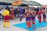 Tarian tradisional Bangka menyambut kedatangan 199 Taruna Akademi Angkatan Laut (AAL) tingkat pertama atau Prajurit Taruna Angkatan 73 di Pelabuhan Tanjung Gudang Kecamatan Belinyu Kabupaten Bangka Minggu (2/2/2025). Kedatangan Taruna AAL ini menggunakan KRI Semarang 594 untuk memperkenalkan diri kepada masyarakat Bangka Belitung dan menjalankan misi pengamanan maritim Indonesia.(ANTARA/ Rustam)
