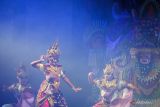 Seniman menampilkan fragmentari berbahasa Bali saat pembukaan Bulan Bahasa Bali 2025 di Taman Budaya Bali, Denpasar, Bali, Sabtu (1/2/2025). Kegiatan selama satu bulan penuh bertajuk Jagat Kerthi - Jagra Hita Samasta itu menyelenggarakan berbagai perlombaan, pameran, lokakarya dan pertunjukan untuk memuliakan dan melestarian bahasa, sastra dan aksara Bali. ANTARA FOTO/Fikri Yusuf/wsj.