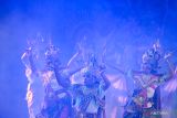 Seniman menampilkan fragmentari berbahasa Bali saat pembukaan Bulan Bahasa Bali 2025 di Taman Budaya Bali, Denpasar, Bali, Sabtu (1/2/2025). Kegiatan selama satu bulan penuh bertajuk Jagat Kerthi - Jagra Hita Samasta itu menyelenggarakan berbagai perlombaan, pameran, lokakarya dan pertunjukan untuk memuliakan dan melestarian bahasa, sastra dan aksara Bali. ANTARA FOTO/Fikri Yusuf/wsj.