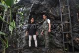 Menteri Kehutanan (Menhut) Raja Juli Antoni (kanan) didampingi pemilik deHakims Aviary Irfan Hakim (kiri) mengamati habitat burung di Aviary, Pondok Gede, Bekasi, Jawa Barat, Minggu (2/2/2025). Pada kunjungan tersebut Menhut melihat 150 satwa dan habitat penangkaran burung di deHakims Aviary yang memiliki luas 600 meter persegi. ANTARA FOTO/ Fakhri Hermansyah/rwa.