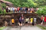 Akses jalan dan jembatan di Bima terputus akibat banjir bandang dan longsor