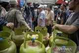 Warga antre membeli gas elpiji 3 kilogram bersubsidi di salah satu pangkalan gas elpiji di Kota Cimahi, Jawa Barat, Senin (3/2/2025). Warga Kota Cimahi dalam tiga hari terakhir kesulitan mendapatkan gas elpiji 3 kilogram bersubsidi karena keterbatasan stok di tingkat pengecer serta adanya kebijakan pemerintah yang menetapkan pembelian gas elpiji 3 kilogram sepenuhnya hanya dilayani di pangkalan atau penyalur resmi Pertamina. ANTARA FOTO/Abdan Syakura/agr