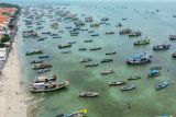 Foto udara sejumlah kapal milik nelayan bersandar di pesisir selatan Pulau Gili Ketapang, Kabupaten Probolinggo, Jawa Timur, Senin (3/2/2025). Sejumlah nelayan di kawasan tersebut memilih tidak melaut sejak 15 hari terakhir dikarenakan cuaca buruk gelombang tinggi dan angin kencang di perairan Laut Jawa. ANTARA Jatim/Irfan Sumanjaya/mas.