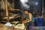 Pekerja menyelesaikan produksi tahu di Cibuntu, Bandung, Jawa Barat, Senin (3/2/2025). Pemerintah akan menghentikan impor empat bahan pangan seperti beras, kedelai, jagung dan gula pada 2027 guna mewujudkan swasembada pangan. ANTARA FOTO/Raisan Al Farisi/agr