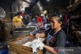 Pekerja menyelesaikan produksi tahu di Cibuntu, Bandung, Jawa Barat, Senin (3/2/2025). Pemerintah akan menghentikan impor empat bahan pangan seperti beras, kedelai, jagung dan gula pada 2027 guna mewujudkan swasembada pangan. ANTARA FOTO/Raisan Al Farisi/agr