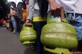 Terpopuler: Penyanyi Iwan Fals dipanggil polisi, banjir bandang susulan di Bima dan antre warga untuk dapat elpiji 3 kg
