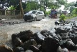 Sejumlah kendaraan menerobos banjir di jalan raya pantura (Pantura) Desa Pasir Putih, Bungatan, Situbondo, Jawa Timur, Rabu (5/2/2025). Banjir luapan air sungai tersebut membawa material batu, pasir yang menutup akses jalan raya Pantura Situbondo mengakibatkan kemacetan sekitar delapan kilometer dari arah Surabaya ke Banyuwangi dan sebaliknya. Antara Jatim/Seno/um