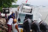 Polairud dan warga evakuasi speedboat kandas di perairan Labuan Bajo