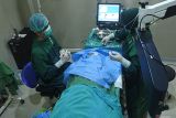 Dokter melakukan operasi mata katarak di RSUD Besuki, Situbondo, Jawa Timur, Kamis (6/2/2025). RSUD Besuki, bekerja sama dengan PT Paiton Energy,  dan PT Jawa Power menggelar bakti sosial bersinergi dalam Pekan Peduli Katarak 2025 yang diikuti 30 pasien. Antara Jatim/Seno/um