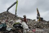 Pemulung memungut sampah di Tempat Pembuangan Akhir (TPA) Jatiwaringin, Kabupaten Tangerang, Banten, Kamis (6/2/2025). Kementerian Lingkungan Hidup berencana menutup tiga TPA di wilayah Tangerang yang masih mengelola sampah dengan metode lahan terbuka atau open dumping yaitu TPA Jatiwaringin, TPA Rawa Kucing dan TPA Cipeucang. ANTARA FOTO/Putra M. Akbar/gp