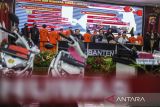 Direktur Reserse Kriminal Umum Polda Banten Kombes Pol Dian Setyawan (ketiga kanan) didampingi Kepala Kantor Perwakilan Bank Indonesia (BI) Banten Ameriza Maruf Moesa (kanan) memberikan keterang pers saat pengungkapan peredaran uang palsu di Mapolda Banten, Kota Serang, Banten, Kamis (6/2/2025). Polda Banten berhasil mengamankan sebanyak 14 tersangka pengedar sekaligus produksi uang palsu yang beraksi di wilayah Tangerang dengan barang bukti berupa mesin cetak, uang palsu sebanyak 2037 lembar dengan rincian pecahan Rp100.000 sebanyak 1600 lembar, pecahan Rp50.000 sebanyak 437 lembar, serta mata uang asing Real Brasil sebanyak 200 lembar, dan 1034 lembar mata uang dolar Amerika Serikat. ANTARA FOTO/Muhammad Bagus Khoirunas/gp