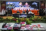 Barang bukti uang palsu dan alat produksi ditampilkan saat pengungkapan peredaran uang palsu di Mapolda Banten, Kota Serang, Banten, Kamis (6/2/2025). Polda Banten berhasil mengamankan sebanyak 14 tersangka pengedar sekaligus produksi uang palsu yang beraksi di wilayah Tangerang dengan barang bukti berupa mesin cetak, uang palsu sebanyak 2037 lembar dengan rincian pecahan Rp100.000 sebanyak 1600 lembar, pecahan Rp50.000 sebanyak 437 lembar, serta mata uang asing Real Brasil sebanyak 200 lembar, dan 1034 lembar mata uang dolar Amerika Serikat. ANTARA FOTO/Muhammad Bagus Khoirunas/gp