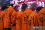 Sejumlah tersangka dihadirkan saat pengungkapan peredaran uang palsu di Mapolda Banten, Kota Serang, Banten, Kamis (6/2/2025). Polda Banten berhasil mengamankan sebanyak 14 tersangka pengedar sekaligus produksi uang palsu yang beraksi di wilayah Tangerang dengan barang bukti berupa mesin cetak, uang palsu sebanyak 2037 lembar dengan rincian pecahan Rp100.000 sebanyak 1600 lembar, pecahan Rp50.000 sebanyak 437 lembar, serta mata uang asing Real Brasil sebanyak 200 lembar, dan 1034 lembar mata uang dolar Amerika Serikat. ANTARA FOTO/Muhammad Bagus Khoirunas/gp