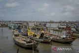 Sejumlah nelayan memperbaiki perahu saat bersandar di kawasan pesisir Desa Tanjung Anom, Kabupaten Tangerang, Banten, Kamis (6/2/2025). Ombudsman RI Provinsi Banten mengatakan keberadaan pagar laut di pesisir Kabupaten Tangerang berdampak terhadap 3.888 nelayan dengan total jumlah kerugian mencapai Rp 24 mililar terhitung sejak Agustus 2024 hingga Januari 2025. ANTARA FOTO/Putra M. Akbar/gp