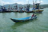 Nelayan menepikan kapal pancing miliknya di Pelabuhan Perikanan Pantai Popoh, Tulungagung, Jawa Timur, Kamis (6/2/2025). BMKG mengimbau nelayan untuk waspada dan memperhatikan risiko keselamatan melaut seiring munculnya fenomena Siklon Tropis Taliah dengan kecepatan angin mencapai hingga 30 knot yang memicu gelombang tinggi antara 2,5-4 meetr selama kurun 6-9 Februari 2025. ANTARA Jatim/Destyan Sujarwoko/mas.