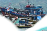 Sejumlah kapal nelayan lego jangkar dan tidak beroperasi imbas cuaca buruk di Pelabuhan Perikanan Pantai Popoh, Tulungagung, Jawa Timur, Kamis (6/2/2025). BMKG telah mengeluarkan imbauan kepada nelayan untuk waspada dan memperhatikan risiko keselamatan melaut seiring munculnya fenomena Siklon Tropis Taliah dengan kecepatan angin mencapai hingga 30 knot yang memicu gelombang tinggi antara 2,5-4 meter selama kurun 6-9 Februari 2025. ANTARA Jatim/Destyan Sujarwoko/mas.