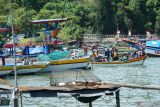 Sejumlah kapal nelayan lego jangkar dan tidak beroperasi imbas cuaca buruk di Pelabuhan Perikanan Pantai Popoh, Tulungagung, Jawa Timur, Kamis (6/2/2025). BMKG telah mengeluarkan imbauan kepada nelayan untuk waspada dan memperhatikan risiko keselamatan melaut seiring munculnya fenomena Siklon Tropis Taliah dengan kecepatan angin mencapai hingga 30 knot yang memicu gelombang tinggi antara 2,5-4 meter selama kurun 6-9 Februari 2025. ANTARA Jatim/Destyan Sujarwoko/mas.