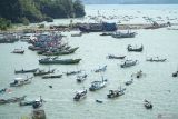 Sejumlah kapal nelayan lego jangkar dan tidak beroperasi imbas cuaca buruk di Pelabuhan Perikanan Pantai Popoh, Tulungagung, Jawa Timur, Kamis (6/2/2025). BMKG telah mengeluarkan imbauan kepada nelayan untuk waspada dan memperhatikan risiko keselamatan melaut seiring munculnya fenomena Siklon Tropis Taliah dengan kecepatan angin mencapai hingga 30 knot yang memicu gelombang tinggi antara 2,5-4 meter selama kurun 6-9 Februari 2025. ANTARA Jatim/Destyan Sujarwoko/mas.