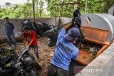 Pekerja mengolah sampah organik menggunakan mesin insinerator di TPST mandiri di Kebun Binatang Bandung, Jawa Barat, Kamis (6/2/2025). Pengolahan sampah mandiri tersebut menjadi proyek percontohan yang bisa diadaptasi oleh lembaga konservasi atau kebun binatang di Indonesia yang mampu mengolah sampah organik sebanyak enam kantong sampah besar dalam 30 menit menggunakan mesin insinerator. ANTARA FOTO/Raisan Al Farisi/agr