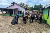 Polairud Polda NTT bantu bersihkan rumah korban banjir rob