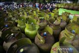 Sejumlah warga antre membeli gas elpiji subsidi ukuran 3 kilogram saat berlangsung operasi pasar di Pasar Tani Banda Aceh, Aceh, Kamis (6/2/2025). Dalam operasi pasar pertama tahun 2025 itu, pemerintah Aceh bekerjasama dengan PT Pertamina mendistribusikan sebanyak 530 tabung gas elpiji subsidi 3 kilogram tepat sasaran untuk membantu pemenuhan kebutuhan masyarakat dan selain mengatasi isu kelangkaan gas subsidi. ANTARA FOTO/Ampelsa.