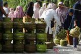 Sejumlah warga antre membeli gas elpiji subsidi ukuran 3 kilogram saat berlangsung operasi pasar di Pasar Tani Banda Aceh, Aceh, Kamis (6/2/2025). Dalam operasi pasar pertama tahun 2025 itu, pemerintah Aceh bekerjasama dengan PT Pertamina mendistribusikan sebanyak 530 tabung gas elpiji subsidi 3 kilogram tepat sasaran untuk membantu pemenuhan kebutuhan masyarakat dan selain mengatasi isu kelangkaan gas subsidi. ANTARA FOTO/Ampelsa.