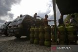Sejumlah warga antre membeli gas elpiji subsidi ukuran 3 kilogram saat berlangsung operasi pasar di Pasar Tani Banda Aceh, Aceh, Kamis (6/2/2025). Dalam operasi pasar pertama tahun 2025 itu, pemerintah Aceh bekerjasama dengan PT Pertamina mendistribusikan sebanyak 530 tabung gas elpiji subsidi 3 kilogram tepat sasaran untuk membantu pemenuhan kebutuhan masyarakat dan selain mengatasi isu kelangkaan gas subsidi. ANTARA FOTO/Ampelsa.