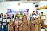 Pemkab Barut berikan penghargaan perusahaan dukung program Disnakertranskop UKM