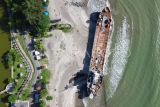 Foto udara eks KRI Teluk Bone 511 yang terdampar dalam kondisi berkarat di Pantai Pariaman, Sumatera Barat, Rabu (5/2/2025). Pemkot Pariaman menegaskan larangan bagi wisatawan dan warga untuk menaiki kapal perang yang masih ditunda untuk dijadikan museum itu karena kondisinya yang belum stabil dan aman sehingga dikhawatirkan dapat membahayakan keselamatan pengunjung. ANTARA FOTO/Iggoy el Fitra/rwa.