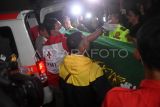 Petugas mengangkat jenazah korban kecelakaan di Gerbang Tol Ciawi 2 Bogor ke dalam mobil jenazah di RSUD Ciawi, Bogor, Jawa Barat, Rabu (5/2/2025). Sebanyak 6 jenazah korban kecelakaan beruntun di Gerbang Tol Ciawi 2, Bogor yang telah teridentifikasi diserahkan pada pihak keluarga. ANTARA FOTO/Arif Firmansyah/nz