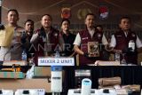 Dirtipidnarkoba Bareskrim Polri Brigjen Mukti Juharsa (kedua kanan), Karo Penmas Divisi Humas Polri Brigjen Trunoyudo Wisnu Andiko (kedua kiri), Dirresnarkoba Polda Jabar Kombes Johanes R Manalu (kanan), dan Kapolres Bogor AKBP Rio Wahyu Anggoro (kiri) menunjukkan barang bukti kasus narkotika jenis tembakau sintetis saat rilis di Sentul, Kabupaten Bogor, Jawa Barat, Rabu (5/2/2025). Direktorat Narkoba Polda Jabar bersama Polres Bogor berhasil membongkar pabrik tembakau sintetis yang beroperasi di sebuah perumahan di Sentul dan menahan dua tersangkanya berinisial HP dan AA serta barang bukti 1 ton tembakau sintetis senilai Rp355 miliar. ANTARA FOTO/Yulius Satria Wijaya/tom.