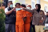 Polisi menghadirkan dua tersangka kasus narkotika jenis tembakau sintetis saat rilis di Sentul, Kabupaten Bogor, Jawa Barat, Rabu (5/2/2025). Direktorat Narkoba Polda Jabar bersama Polres Bogor berhasil membongkar pabrik tembakau sintetis yang beroperasi di sebuah perumahan di Sentul dan menahan dua tersangkanya berinisial HP dan AA serta barang bukti 1 ton tembakau sintetis senilai Rp355 miliar. ANTARA FOTO/Yulius Satria Wijaya/tom.