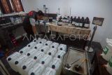 Polisi menunjukkan sejumlah barang bukti alat produksi narkotika jenis tembakau sintetis saat rilis di Sentul, Kabupaten Bogor, Jawa Barat, Rabu (5/2/2025). Direktorat Narkoba Polda Jabar bersama Polres Bogor berhasil membongkar pabrik tembakau sintetis yang beroperasi di sebuah perumahan di Sentul dan menahan dua tersangkanya berinisial HP dan AA serta barang bukti 1 ton tembakau sintetis senilai Rp355 miliar. ANTARA FOTO/Yulius Satria Wijaya/tom.