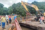 Panitia Cap Go Meh buat jembatan  ponton untuk akses ke Pulau Kemaro