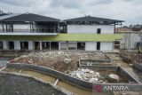 Pekerja menyelesaikan revitalisasi Pasar Anyar di Kota Tangerang, Banten, Jumat (7/2/2025). Pemerintah Kota Tangerang menargetkan revitalisasi pasar yang merupakan Proyek Strategis Nasional (PSN) tersebut selesai pada Februari 2025 dan saat ini telah mencapai 97,5 persen. ANTARA FOTO/Putra M. Akbar/gp