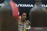 Kapolda Banten Irjen Pol Suyudi Ario Seto memberikan keterangan pers saat pengungkapan kasus tindak pidana pertambangan emas tanpa izin (PETI) di Polda Banten, Kota Serang, Banten, Jumat (7/2/2025). Polda Banten berhasil mengamankan sebanyak 10 tersangka yang melakukan penambangan sekaligus pengolahan emas ilegal di wilayah Kabupaten Lebak dengan barang bukti berupa mesin gelondong, batuan mengandung mineral emas, kowi, tabung gas, palu martil, lingkar, merkuri, dan dinamo dengan ancaman pidana penjara paling lama lima tahun dan denda paling banyak Rp100 miliar. ANTARA FOTO/Angga Budhiyanto/gp