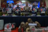 Kapolda Banten Irjen Pol Suyudi Ario Seto (tengah) didampingi Dirreskrimsus Polda Banten Kombes Pol Yudhis Wibisana (kedua kiri) dan Wadirreskrimsus Polda Banten AKBP Wiwin Setiawan (kanan) menunjukkan barang bukti saat pengungkapan kasus tindak pidana pertambangan emas tanpa izin (PETI) di Polda Banten, Kota Serang, Banten, Jumat (7/2/2025). Polda Banten berhasil mengamankan sebanyak 10 tersangka yang melakukan penambangan sekaligus pengolahan emas ilegal di wilayah Kabupaten Lebak dengan barang bukti berupa mesin gelondong, batuan mengandung mineral emas, kowi, tabung gas, palu martil, lingkar, merkuri, dan dinamo dengan ancaman pidana penjara paling lama lima tahun dan denda paling banyak Rp100 miliar. ANTARA FOTO/Angga Budhiyanto/gp