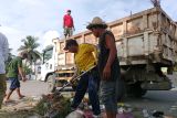 ASN di Lombok Tengah gotong royong bersihkan sampah